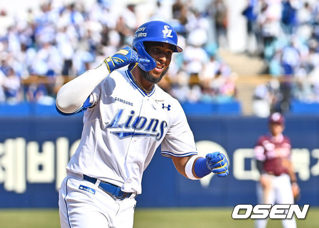[OSEN=대구, 이석우 기자] 23일 대구삼성라이온즈파크에서 2025 신한 SOL 뱅크 KBO 리그 삼성 라이온즈와 키움 히어로즈의 경기가 열렸다. 홈팀 삼성은 백정현이, 방문팀 키움은 하영민이 선발 출전했다. 삼성 라이온즈 디아즈가 3회말 우중월 솔로 홈런을 치고 세리머니를 하고 있다. 2025.03.23 / foto0307@osen.co.kr
