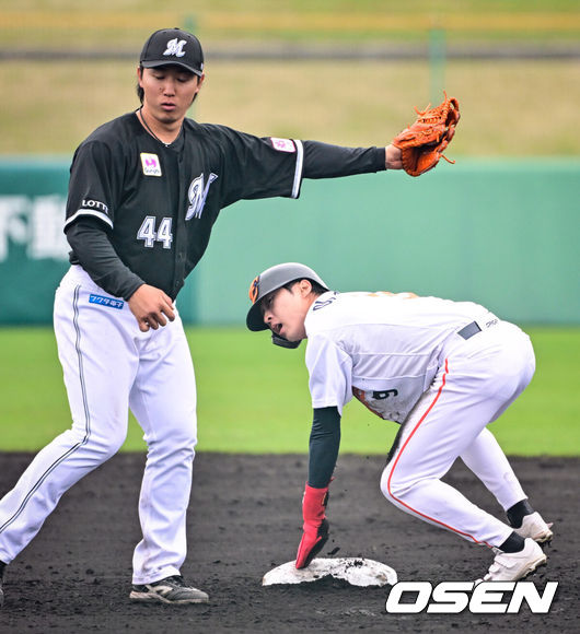 [OSEN=오키나와(일본), 조은정 기자] 한화 이글스가 23일(한국시간) 일본 오키나와 오키나와 니시자키 야구장에서 일본프로야구 구단 지바 롯데 마린스와 연습경기를 가졌다. 8회초 2사 1루 한화 이상혁이 2루 도루에 성공하고 있다. 2025.02.23 /cej@osen.co.kr