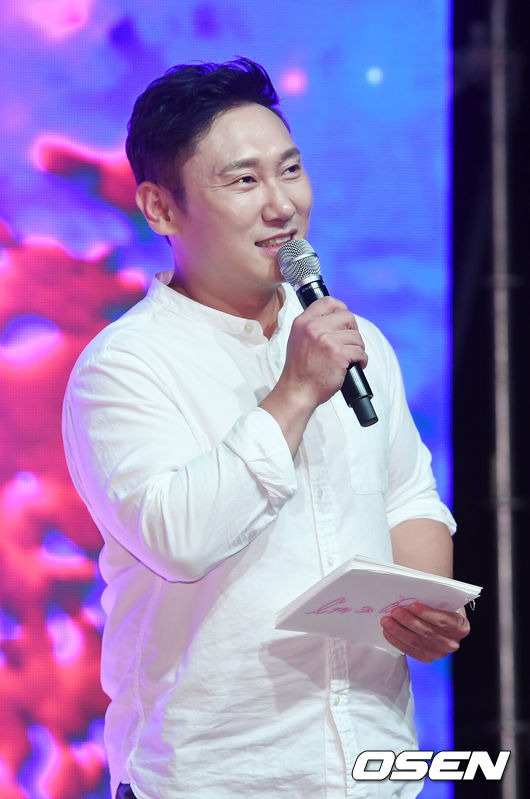 [OSEN=민경훈 기자] 10일 오후 서울 강남구 청담동 일지아트홀에서 그룹 네이처 1st 미니앨범 발매 기념 쇼케이스가 열렸다.개그맨 이상윤이 네이처 쇼케이스 무대를 진행하고 있다./rumi@osen.co.kr