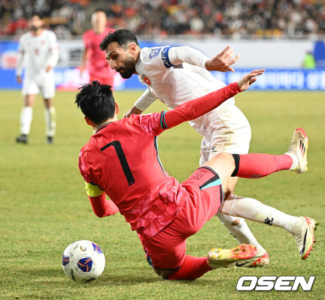 [OSEN=수원, 이대선 기자] 25일 오후 수원월드컵경기장에서 2026 국제축구연맹(FIFA) 북중미 월드컵 아시아지역 3차 예선 B조 8차전 한국과 요르단의 경기가 열렸다.현재 4승 3무(승점 15)로 무패 행진 중이지만, 아직 방심할 수 없는 상황이다. 10차전 쿠웨이트전(홈) 이전에 월드컵 본선 진출을 확정하려면 8차전 요르단전 승리 후 9차전 이라크전(원정)까지 이겨야 한다.후반 한국 손흥민이 상대 수비와 충돌 후 넘어지고 있다. 2025.03.25 /sunday@osen.co.kr