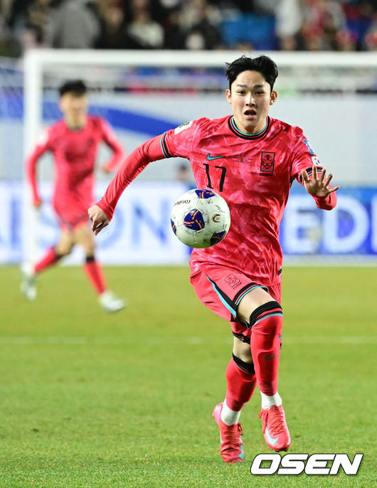 [OSEN=수원, 지형준 기자] 25일 오후 수원월드컵경기장에서 2026 국제축구연맹(FIFA) 북중미 월드컵 아시아지역 3차 예선 B조 8차전 한국과 요르단의 경기가 열렸다.현재 4승 3무(승점 15)로 무패 행진 중이지만, 아직 방심할 수 없는 상황이다. 10차전 쿠웨이트전(홈) 이전에 월드컵 본선 진출을 확정하려면 8차전 요르단전 승리 후 9차전 이라크전(원정)까지 이겨야 한다.후반 대한민국 양민혁이 드리블을 하고 있다. 2025.03.25 / jpnews@osen.co.kr