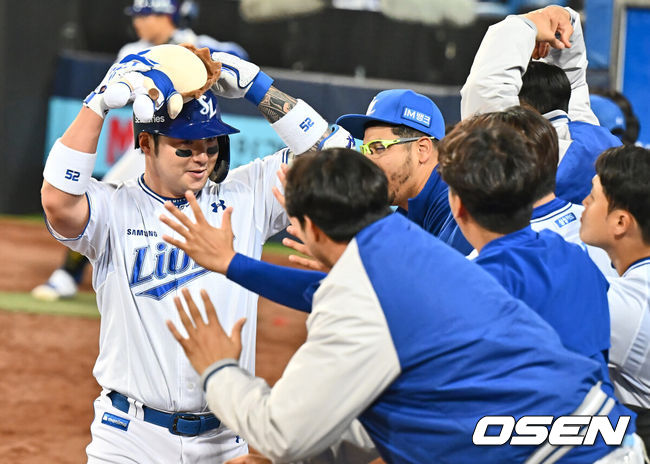 [OSEN=대구, 이석우 기자] 25일 대구삼성라이온즈파크에서 2025 신한 SOL 뱅크 KBO 리그 삼성 라이온즈와 NC 다이노스의 경기가 열렸다. 홈팀 삼성은 최원태가, 방문팀 NC는 최성영이 선발 출전했다. 삼성 라이온즈 박병호가 8회말 1사 좌중월 솔로 홈런을 치고 세리머니를 하고 있다. 2025.03.25 / foto0307@osen.co.kr