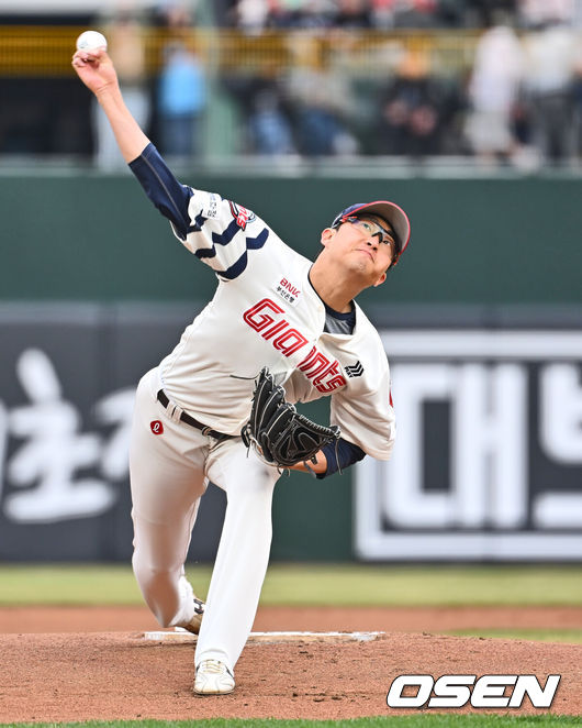 [OSEN=부산, 이석우 기자] 29일 부산 사직야구장에서 2025 신한 SOL 뱅크 KBO 리그 롯데 자이언츠와 KT 위즈의 경기가 열렸다. 홈팀 롯데는 박세웅이 선발로 출전하고, 방문팀 KT는 쿠에바스가 선발로 출전했다.롯데 자이언츠 선발 투수 박세웅이 역투하고 있다. 2025.03.29 / foto0307@osen.co.kr