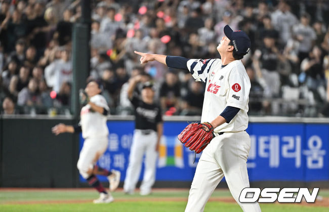 [OSEN=부산, 이석우 기자] 26일 부산 사직야구장에서 2025 신한 SOL 뱅크 KBO 리그 롯데 자이언츠와 KT 위즈의 경기가 열렸다. 홈팀 롯데는 나균안이, 방문팀 KT는 오원석이 선발 출전했다.롯데 자이언츠 선발 투수 나균안이 4회초 2사 KT 위즈 장성우의 3루 파울플라이 타구를 가리키고 있다. 2025.08.26 / foto0307@osen.co.kr