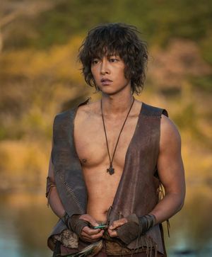 '아스달' 조남형 프로듀서 "1인2역 송중기, 촬영장 앞장서서 다독여줬죠" [인... - 뉴스 썸네일 이미지