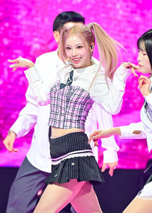 [사진]미소, 신나는 스포트 라이트 - 뉴스 썸네일 이미지