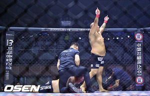 '살려달라고 빌 때까지...' 싱어송 파이터가 쓴맛 보여줬다, 복싱 챔피언... - 뉴스 썸네일 이미지