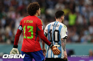 메시·호날두와 어깨 나란히?" 40세 오초아, 6번째 월드컵 향한 '조용... - 뉴스 썸네일 이미지