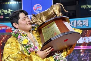 [홍윤표의 휘뚜루마뚜루] 이제 씨름판은 김민재 시대...'천하장사'의... - 뉴스 썸네일 이미지