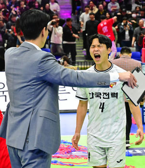 [사진]리베로 정민수, 권영민 감독님! 우리가 대한항공 잡았어요 - 뉴스 썸네일 이미지