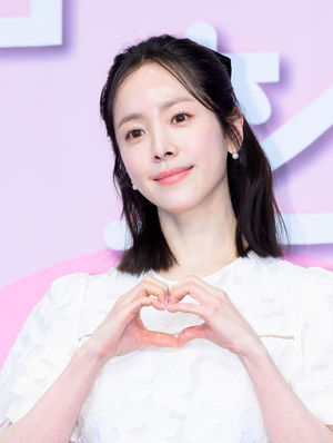 '♥최정훈 공개 열애 2년' 한지민 "'자만추' 좋지만...소개팅 이점도" [... - 뉴스 썸네일 이미지