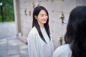 신민아, 데뷔 첫 1인2역 '동공 연기' 한다..스릴러 퀸 귀환 - 뉴스 썸네일 이미지