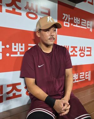 이용규, 왜 계속 방망이 잡을까