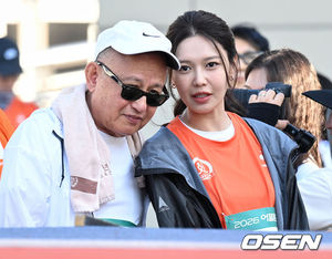 '정경호 14년만 결별' 최수영, 시각장애인 父와 마라톤 참석..첫 공식석... - 뉴스 썸네일 이미지
