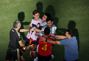 "끔찍해, 수치스러워, 역겹다" 英 전설들, '주먹질-목 조르기→FIFA 중징... - 뉴스 썸네일 이미지