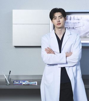 엔하이픈 성훈, 이토록 잘생긴 의사라니...뱀파이어 송곳니 지키는 치과... - 뉴스 썸네일 이미지