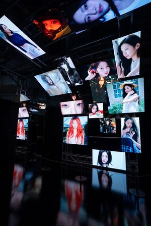 아이브 안유진X장원영 '안녕' 미디어아트 전시 성료 - 뉴스 썸네일 이미지