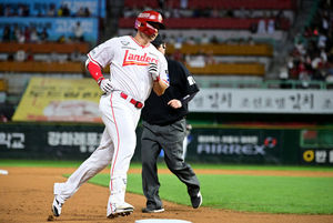 김재환, KBO 통산 300홈런 달성…역대 18번째