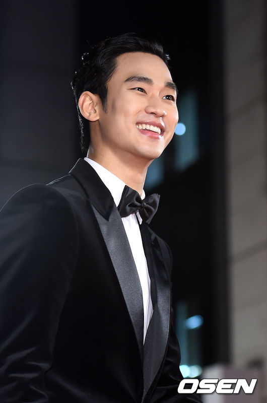 31일 오후 서울 여의도 KBS홀에서 '2015 KBS 연기대상' 레드카펫이 진행됐다.</div> <div>김수현이 레드카펫을 밟고 있다.</div> <div>김수현은 올해 가장 유력한 대상 후보로 꼽히고 있다. 김수현은 지난여름 예능국에서 제작한 예능드라마 '프로듀사'에서 신입PD 백승찬 역으로 열연하며 각종 시상식에서 인정 받은 것. 김수현은 '2015 APAN 스타 어워즈 시상식', '2015 코리아드라마어워즈'에서 대상을 수상했다.</div> <div>또한 현재 방송되는 수목극 '장사의 신-객주2015'의 장혁도 유력한 후보로 점쳐지고 있다. '객주'는 MBC '그녀는 예뻤다'가 떠난 수목극 왕좌에 올라서며 묵직한 사극의 힘을 발휘한 것. 장혁은 본인의 다섯 번째 사극, '객주'에서 시청자의 기대에 걸맞은 열연을 펼치며 시선을 끌고 있다. 장혁은 지난 2010년 최고 시청률 34%의 기록을 세운 인기 드라마 '추노'에서 대길 역으로 분해 안방극장의 큰 사랑을 받은 바 있는데, 이번 작품에서는 대길의 기시감을 떨쳐낸 힘 있는 모습으로 호평을 끌어내고 있다.</div> <div>2015년 한 해 KBS 드라마국의 성적표는 신통치 않았던 것이 사실. 화제성과 시청률을 모두 잡은 '대박' 작품이 탄생하지 않았던 올해지만, 면면을 살펴보면 시청자를 울고 웃긴 감동적인 열연과 따뜻한 이야기가 가득했다. 유동근(2014), 김혜수(2013), 김남주(2012) 등 늘 시청자와 이견 없는 공정한 수상 결과로 방송 연기대상의 품격을 높인다는 평을 얻는 KBS 연기대상은 올해 누구를 선택할지 관심을 끈다. / youngrae@osen.co.kr