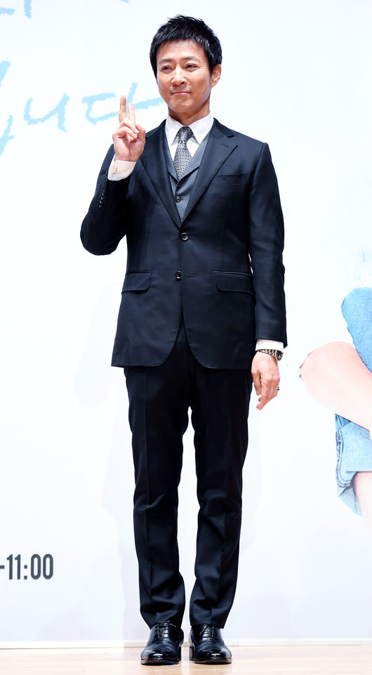 2일 오후 서울 여의도동 KBS 아트홀에서 열린 KBS 라디오 개편 설명회에서 배우 최수종이 포토타임을 갖고 있다. / eastsea@osen.co.kr