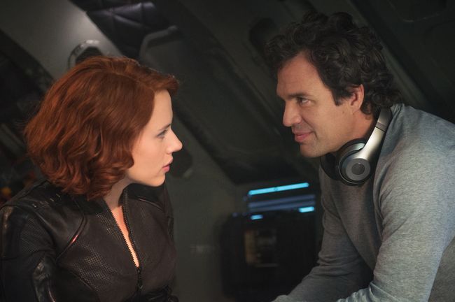 Marvel's Avengers: Age Of Ultron..L to R: Natasha Romanoff/Black Widow (Scarlett Johansson) and Bruce Banner/Hulk (Mark Ruffalo)..Ph: Jay Maidment..©Marvel 2015