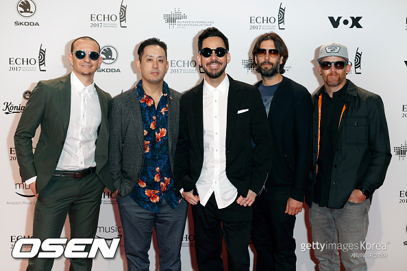 BERLIN, GERMANY - APRIL 06: Chester Bennington, Joe Hahn,  Mike Shinoda, Rob Bourdon and Dave Farrell, members of the band Linkin Park attend the Echo Award 2017 - Red Carpet Arrivals on April 6, 2017 in Berlin, Germany. (Photo by Franziska Krug/Getty Images)