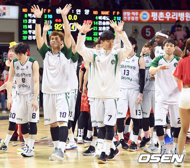 KGC와 4강플레이오프에서 3-0으로 승리 챔피언 결정전에 오른 동부 선수들이 팬들에게 인사를 하고 있다./ eastsea@osen.co.kr