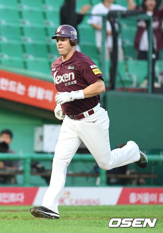 샌즈,&apos;KBO 데뷔 투런포&apos;
