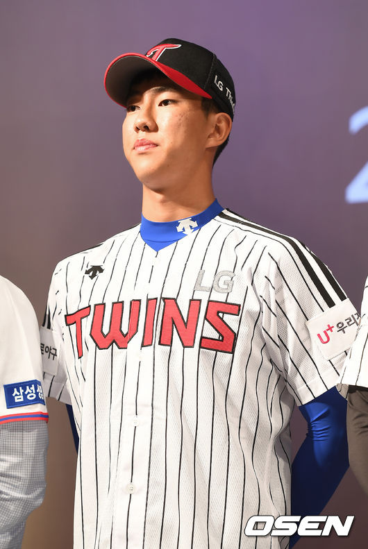 이상영,&apos;LG 유니폼 입었어요&apos;