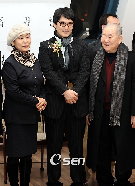 &apos;파킨슨병 별세&apos; 故 김인태, 아내 백수련까지..애도·응원 물결 [Oh!쎈 이슈]