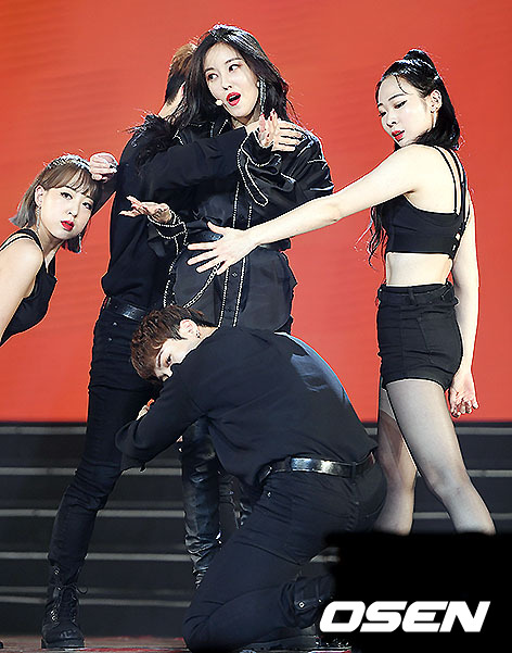 28일 오후(현지시각) 베트남 호찌민 호아빈 시어터에서 ‘V앱의 베트남 유일 차트 프로그램 V HEARTBEAT’ 행사가 열렸다.<br /><br />V HEARTBEAT 는 "The Gateway to Asia"를 표방한 베트남 유일의 공신력있는 음악차트와 이를 활용한 주별, 월별 라이브 프로젝트다.<br /><br />가수 효민이 화려한 무대를 펼치고 있다. /pjmpp@osen.co.kr