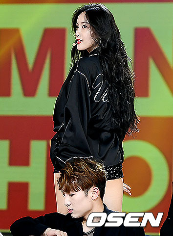 28일 오후(현지시각) 베트남 호찌민 호아빈 시어터에서 ‘V앱의 베트남 유일 차트 프로그램 V HEARTBEAT’ 행사가 열렸다.<br /><br />V HEARTBEAT 는 "The Gateway to Asia"를 표방한 베트남 유일의 공신력있는 음악차트와 이를 활용한 주별, 월별 라이브 프로젝트다.<br /><br />가수 효민이 화려한 무대를 펼치고 있다. /pjmpp@osen.co.kr