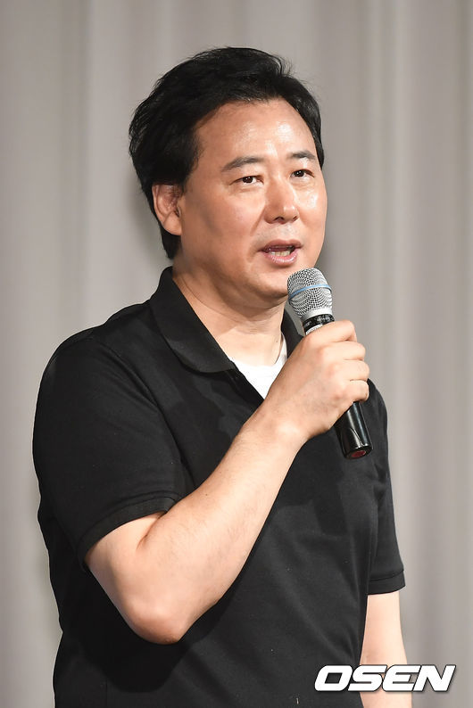 그룹 클론(강원래, 구준엽) 데뷔 20주년 기념 앨범 '위 아(We Are)' 기자간담회가 29일 오후 서울 더 리버사이드 호텔에서 진행했다.</div> <div>김창환 프로듀서가 인사말을 하고 있다. /youngrae@osen.co.kr