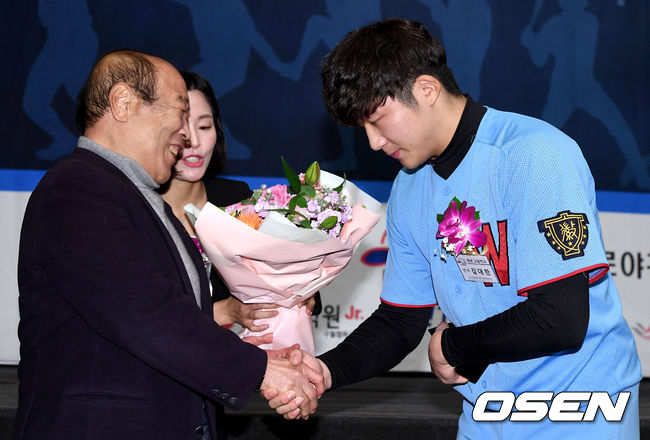 휘문고등학교 김대한이 6일 오전 서울 양재동 엘타워에서 열린 '제6회 한국프로야구 은퇴선수의 날' 행사에 참석해 백인천상을 수상한 뒤 시상자로 나선 백인천 전 감독과 인사하고 있다. /dreamer@osen.co.kr</div> <div>