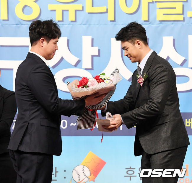 7일 오전 서울 청담동 리베라호텔에서 열린 2018 유디아글로벌 일구상시상식에서 두산 김재환이 최고 타자상을 수상하고 있다. 시상자는 전년도 수상자 SK 최정. /jpnews@osen.co.kr