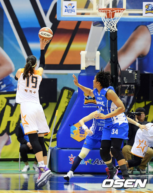 '우리은행 2018-2019 여자 프로농구' 우리은행과 KB스타즈의 경기가 16일 오후 충남 아산시 풍기동 아산 이순신체육관에서 열렸다.</div> <div>4쿼터 KB스타즈 박지수가 슛을 시도하고 있다. / eastsea@osen.co.kr