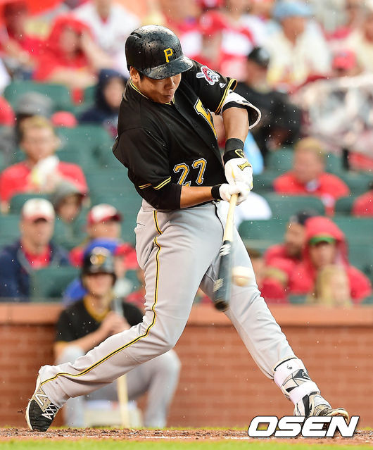 3일(한국시간) 미국 미주리주 세인트루이스 부시 스타디움에서 열린 2016 메이저리그 세인트루이스 카디널스와 피츠버그 파이어리츠의 경기 4회초 1사 강정호가 3루수 땅볼을 치고 있다. / baik@osen.co.kr