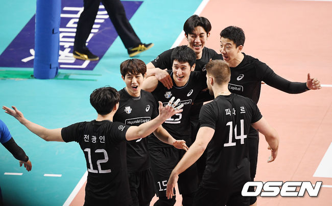 3일 오후 서울 장충체육관에서 '도드람 2018-2019 V리그' 남자부 우리카드와 현대캐피탈의 경기가 열렸다.</div> <div>1세트를 따낸 현대캐피탈 선수단이 기뻐하고 있다. / youngrae@osen.co.kr