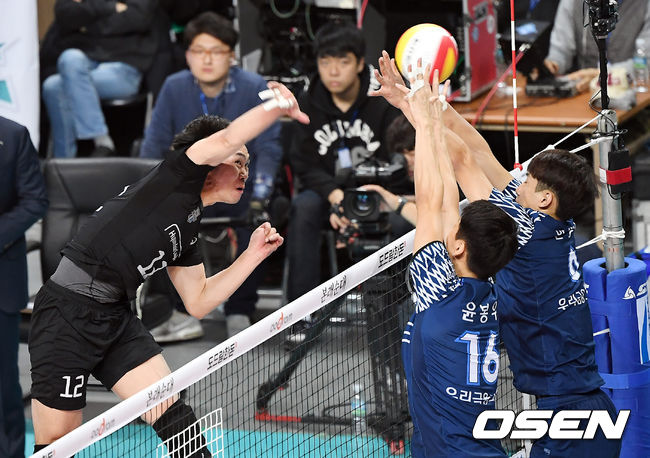 3일 오후 서울 장충체육관에서 '도드람 2018-2019 V리그' 남자부 우리카드와 현대캐피탈의 경기가 열렸다.</div> <div>1세트 현대캐피탈 전광인이 스파이크를 때리고 있다. / youngrae@osen.co.kr