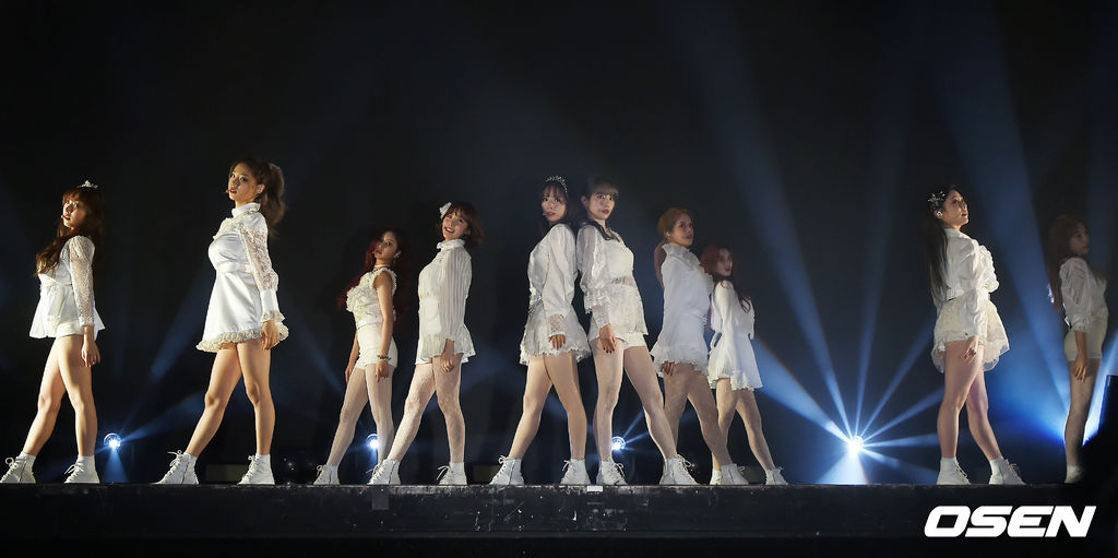 우주소녀,&apos;빠져드는 컴백 무대&apos;
