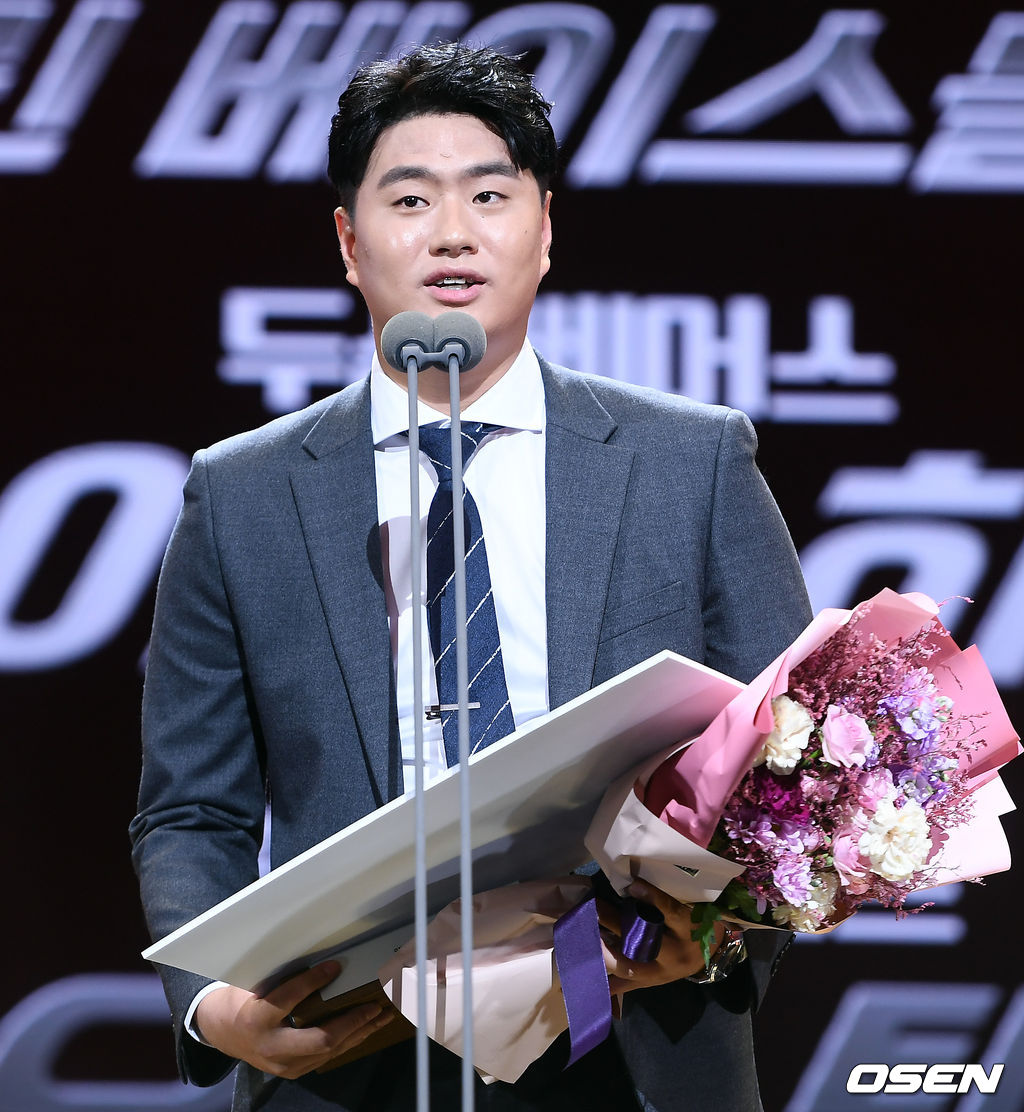 10일 서울 삼성동 코엑스 오디토리움에서 진행된 2018 KBO 골든글러브 시상식에서 이영하가 클린베이스볼상을 수상한뒤 소감을 말하고 있다. / soul1014@osen.co.kr