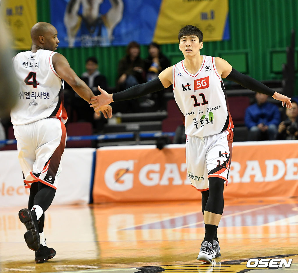 '2018-19 SKT 5GX 프로농구' 서울 삼성과 부산 KT의 경기가 20일 오후 서울 송파구 잠실실내체육관에서 열렸다.</div> <div>3쿼터 KT 랜드리가 득점 후 양홍석과 하이파이브를 하고 있다. /pjmpp@osen.co.kr