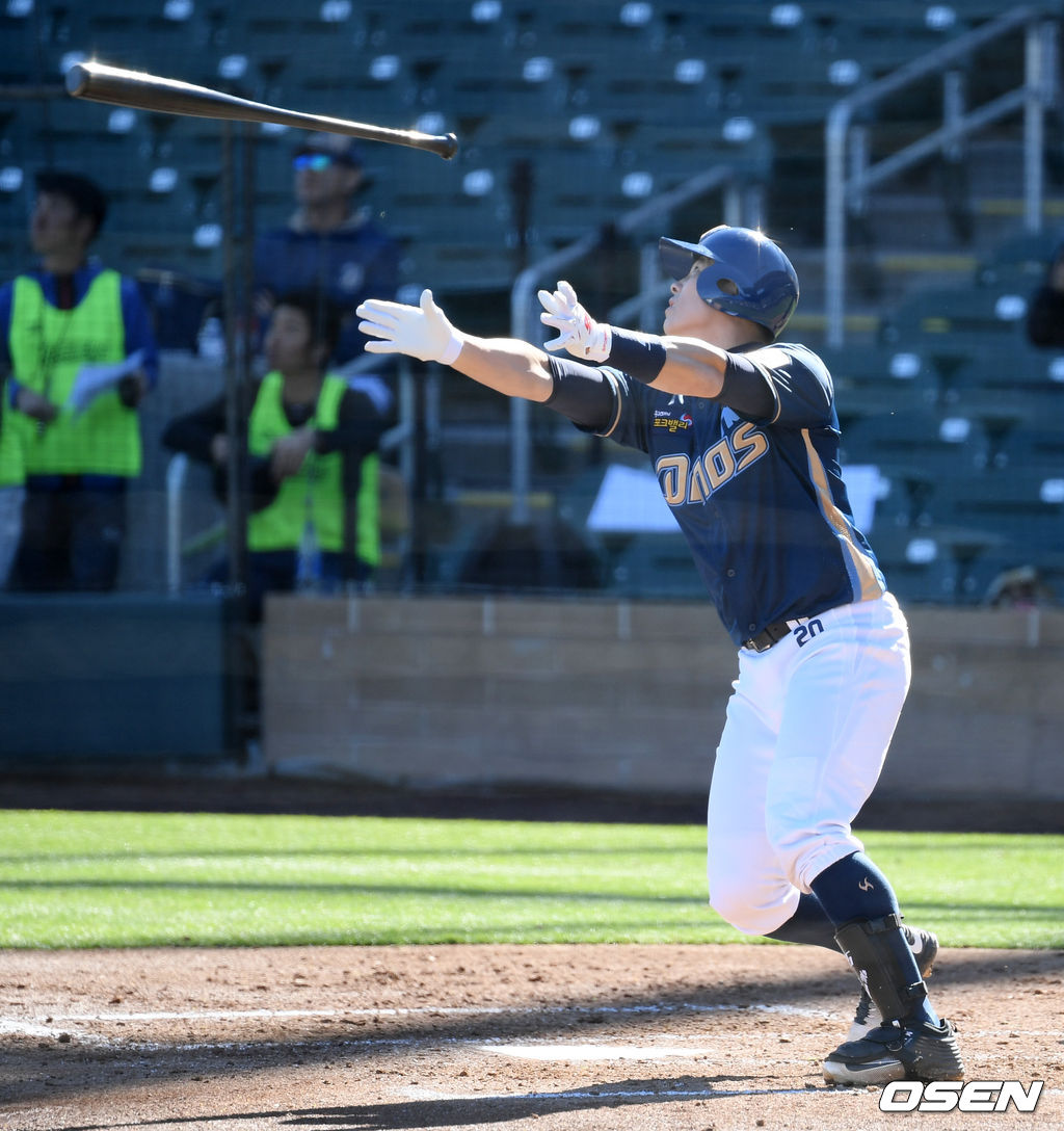 ‘이동욱호’가 첫 연습경기에서 아쉬운 패배를 당했다.</div> <div>NC 다이노스는 12일(이하 한국시간) 미국 애리조나주 스코츠데일의 솔트리버 필드에서 열린 니혼햄 파이터즈와의 연습 경기에서 3-5로 패배했다. 투수진의 전반적인 호투와 더불어 정범모의 홈런 등 타자들이 집중력을 발휘했지만, 8회말 집중타를 허용하며 재역전을 허용, 결국 승리를 잡지 못했다.</div> <div>3회초 NC 정범모가 솔로홈런을 쏘아올리고 있다. / eastsea@osen.co.kr