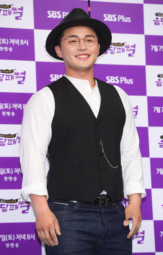 10일 서울 목동 kt정보전산센터 스튜디오에서 SBS Plus의 새 예능 식(食)문학 차트쇼 ‘맛있는 이야기 음담패썰’(이하 음담패썰) 촬영현장이 공개됐다.<br /><br />김준현과 권혁수, 마이크로닷이 출연하는 '음담패썰’은 ‘음식을 둘러싼 담대하고 패기 있는 썰’의 줄임말로, 음식에 대한 야사를 전달하는 차트 토크쇼다. 그 누구나 한 번쯤은 알고 싶었지만 아무도 알려주지 않았던 푸드계의 야사들과 대한민국을 넘어 전 세계 음식의 숨은 뒷이야기 중 가장 궁금한 이슈들을 골라 음식의 문화, 역사, 에피소드 등 지적 욕구를 재미있게 해소시켜 줄 계획이다.<br /><br />마이크로닷이 포즈를 취하고 있다. / soul1014@osen.co.kr 