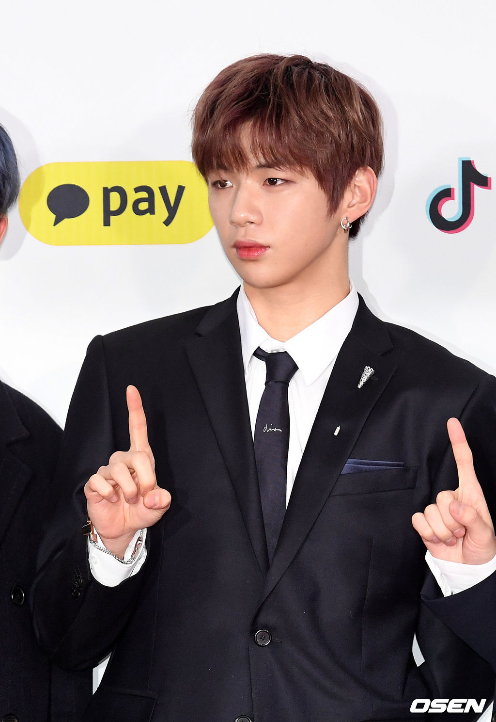 가수 워너원 강다니엘이 25일 오후 서울 고척스카이돔에서 열린 '2018 SBS 가요대전'에 참석해 레드카펫 행사를 갖고 있다. /jpnews@osen.co.kr