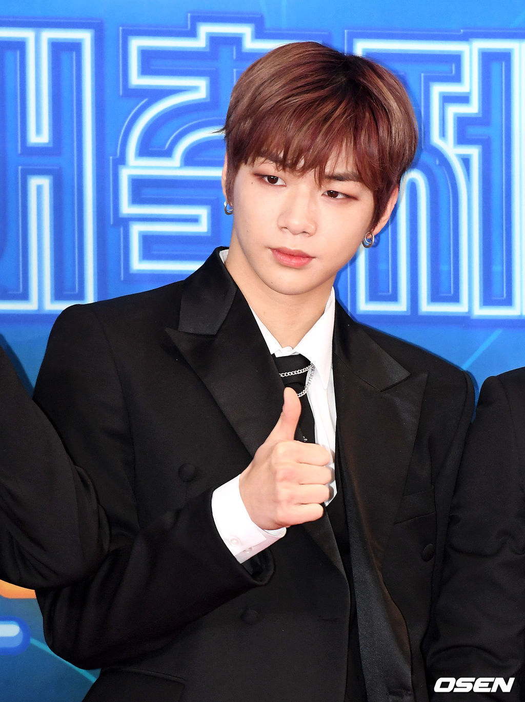 가수 워너원 강다니엘이 28일 오후 서울 여의도 KBS에서 열린 '2018 KBS 가요대축제'에 참석해 레드카펫 행사를 갖고 있다. /jpnews@osen.co.kr