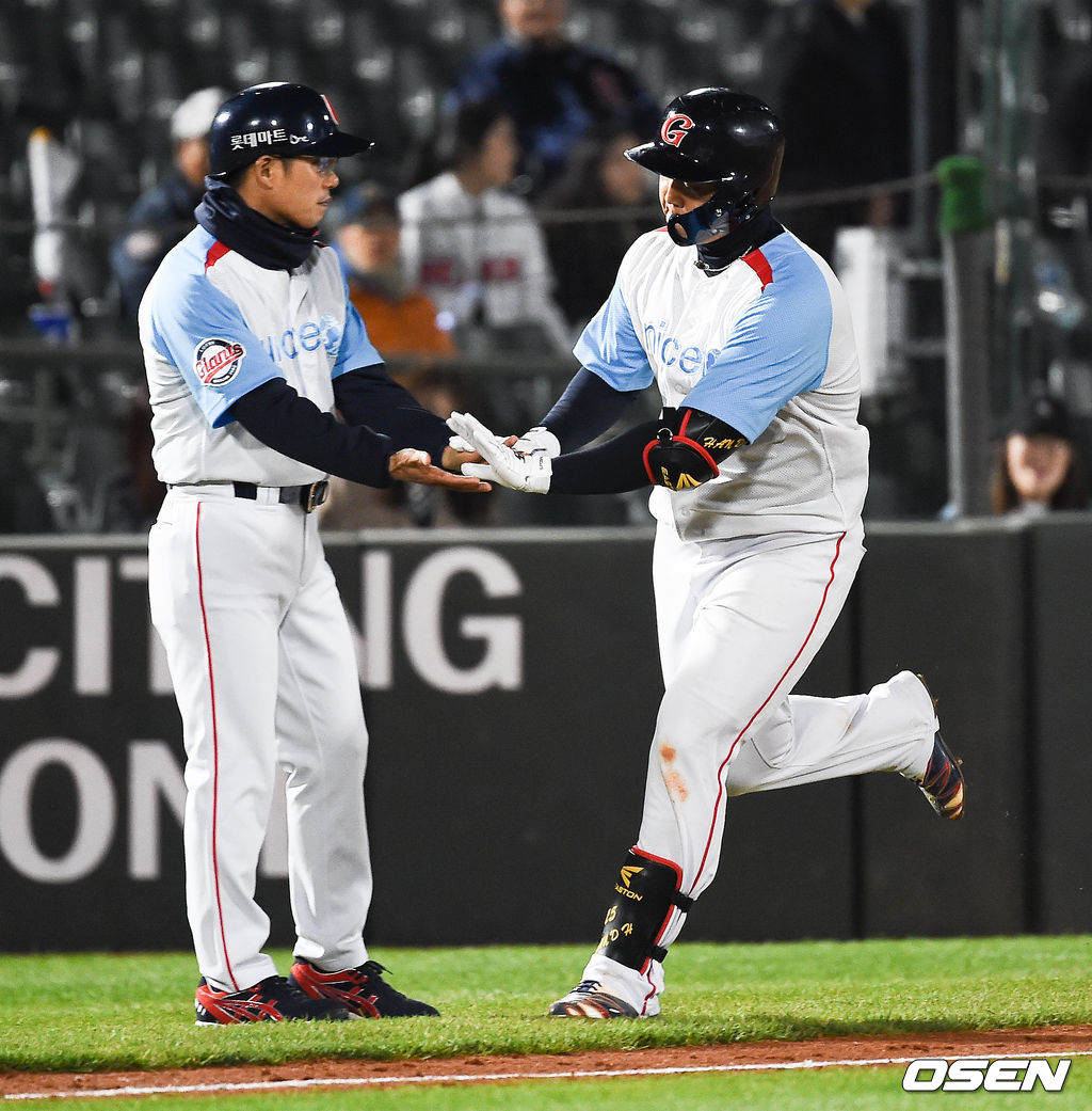 6회말 2사 롯데 한동희가 솔로홈런을 날리고 최만호 코치와 하이파이브를 하고 있다. / soul1014@osen.co.kr