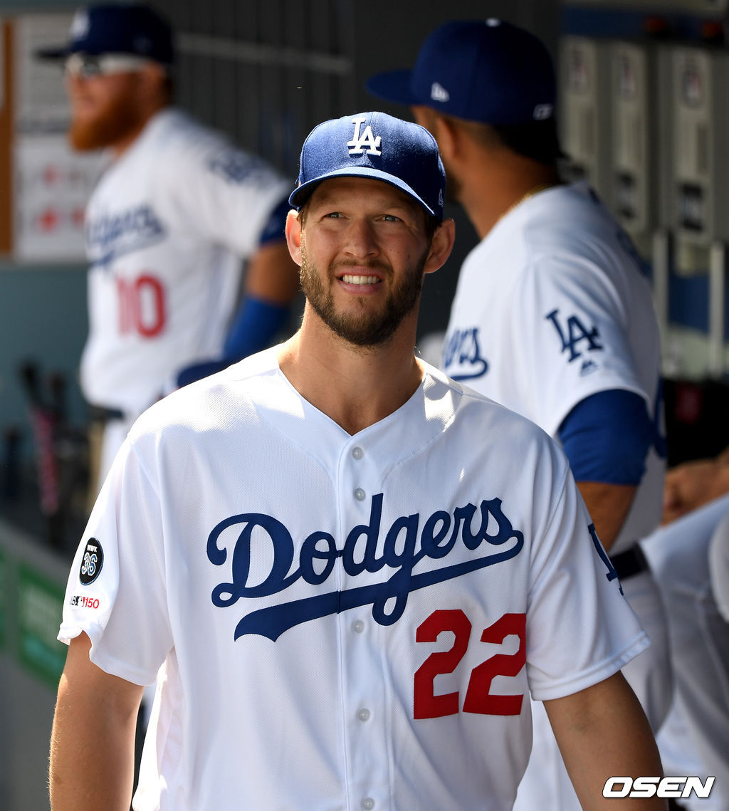 다저스 커쇼가 더그아웃에서 그라운드를 바라보고 있다. /dreamer@osen.co.kr