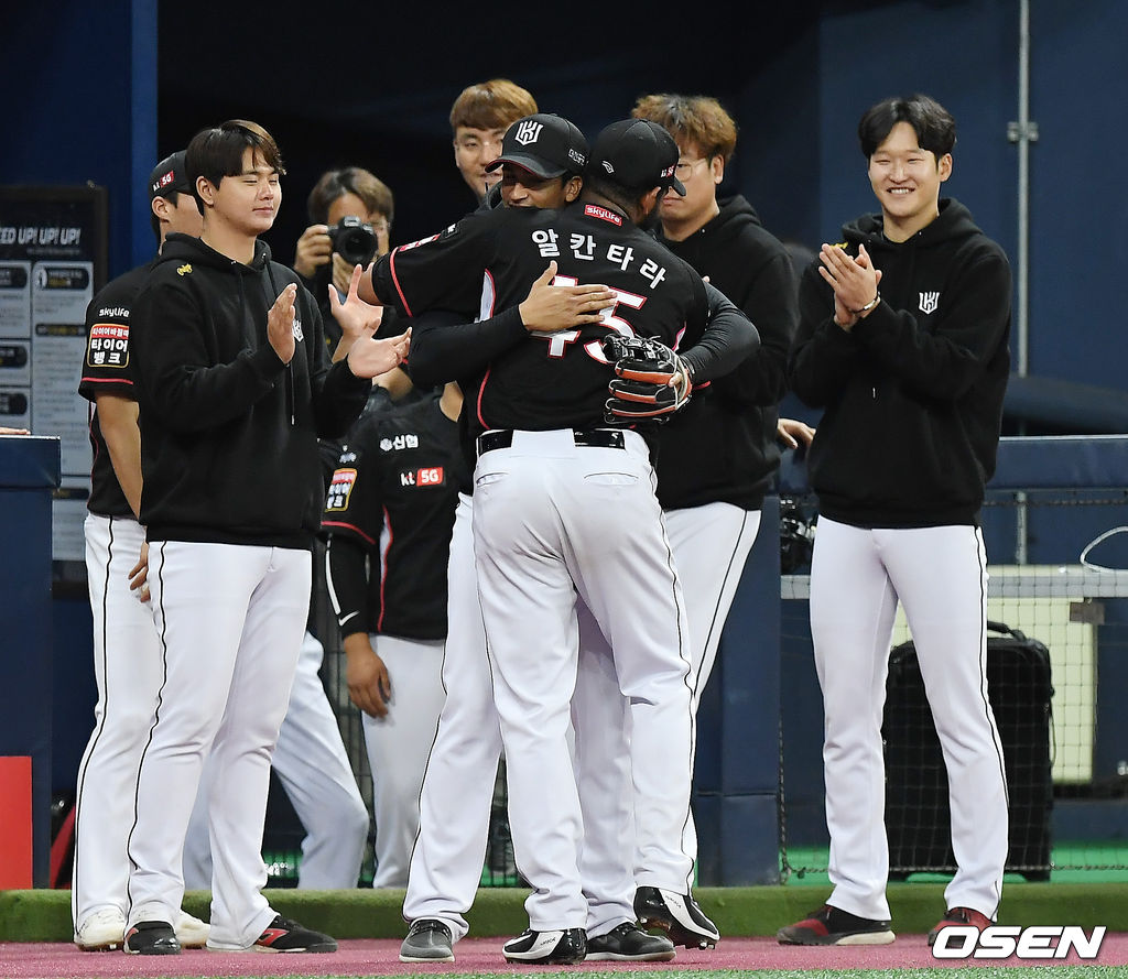 11일 오후 서울 고척스카이돔에서 ‘2019 신한은행 MY CAR KBO리그' 키움 히어로즈와 KT 위즈의 경기가 열렸다.8회말 2사 1루 KT 알칸타라가 마운드를 내려가면서 쿠에바스와 포옹을 하고  있다. / youngrae@osen.co.kr