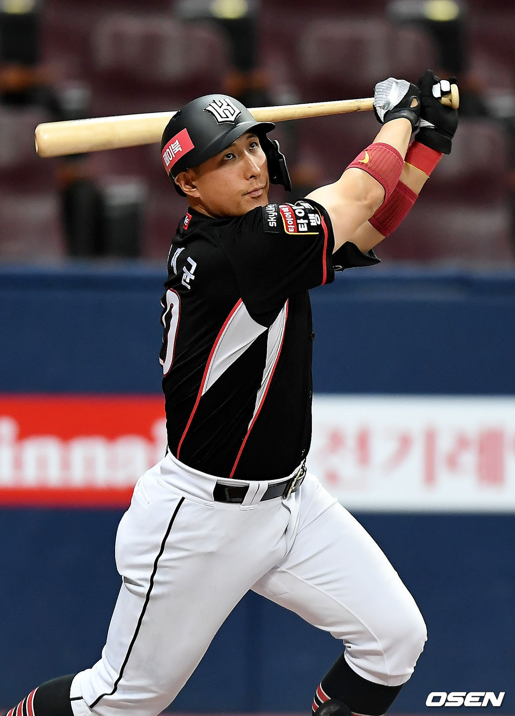 11일 오후 서울 고척스카이돔에서 ‘2019 신한은행 MY CAR KBO리그' 키움 히어로즈와 KT 위즈의 경기가 열렸다.1회초 1사 KT 황재균이 솔로 홈런을 때리고 있다. / youngrae@osen.co.kr